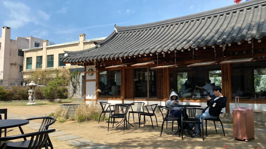 10 Must-Visit Cafés and Restaurants in Seoul for 2025